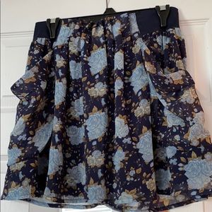 Floral mini-skirt with waist ruffle and pockets!